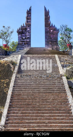 Schritte und Tor zum Kloster Brahmavihara-Arama Tempel, Bali, Indonesien Stockfoto