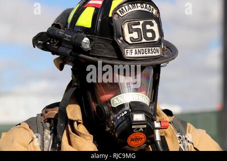 Curtis Anderson von der Dade Feuerwehr Hazmat Team, bereitet Eintrag zu machen während eines simulierten Masse chemischer Angriff bei einer gemeinsamen Übung von der Dade Feuerwehr und Homestead-Miami Speedway in Miami, Fla., Jan. 11, 2018 gehostet wird. Diese jte konzentrierte sich auf den Aufbau von Kapazitäten und der nahtlose Übergang zwischen den örtlichen Ersthelfern und die Unterstützung durch die Nationalgarde und aktiven Soldaten zur Verfügung gestellt. (U. S. Armee Stockfoto