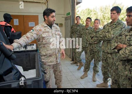 Mohammed Al-Ahmad Naval Base, Kuwait (Jan. 7, 2018) US Navy die Beseitigung von Explosivstoffen Techniker, zum Kommandanten, Task Group 56.1 zugewiesen und Kuwait Seestreitkräfte die Beseitigung von Explosivstoffen Techniker an Komplette autonomen Atemschutz Ausbildung als Teil der Übung eifrig Antwort 18. Eifrig, Antwort 18 ist eine bilaterale Beseitigung von Explosivstoffen militärische Übung zwischen dem Staat Kuwait und die Vereinigten Staaten. Die Übung stärkt die militärischen Beziehungen zwischen den Kuwait Naval Force und US-Marine, die Fortschritte der operativen Fähigkeiten der kuwaitischen Ein Stockfoto