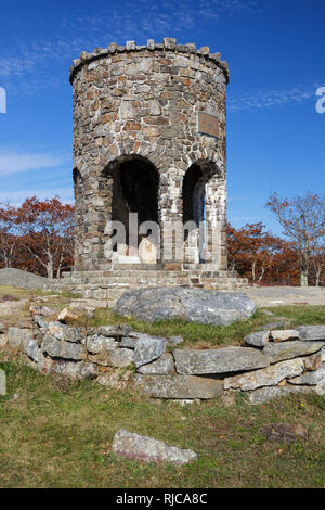 Mt. Battie Turm auf dem Gipfel des Mt. Battie im Camden Hills State Park in Camden, Maine USA während der Herbstmonate. Stockfoto