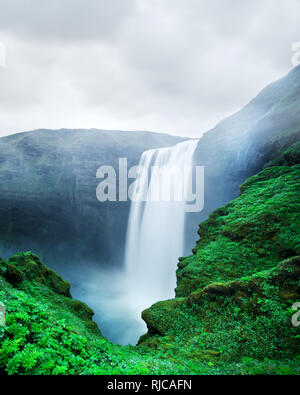 Berühmten Wasserfall Skogafoss auf skoga Fluss, Island Stockfoto