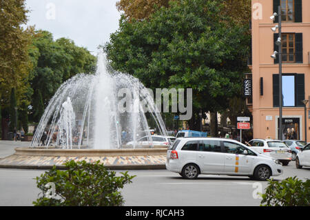 Palma de Mallorca, Mallorca, Spain-October 10, 2018, Plaza de la Reina mit einem Brunnen und farbigen Fassaden der Gebäude in Palma de Mallorca. Stockfoto