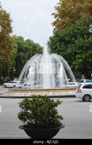 Palma de Mallorca, Mallorca, Spain-October 10, 2018, Plaza de la Reina mit einem Brunnen und farbigen Fassaden der Gebäude in Palma de Mallorca. Stockfoto