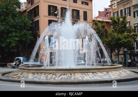 Palma de Mallorca, Mallorca, Spain-October 10, 2018, Plaza de la Reina mit einem Brunnen und farbigen Fassaden der Gebäude in Palma de Mallorca. Stockfoto