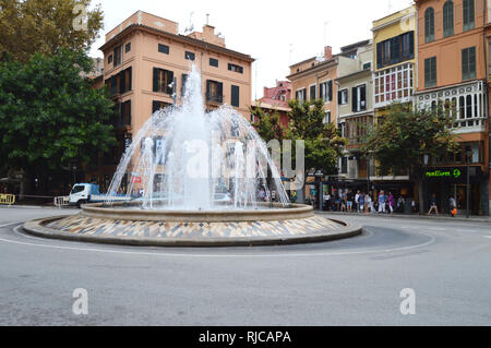 Palma de Mallorca, Mallorca, Spain-October 10, 2018, Plaza de la Reina mit einem Brunnen und farbigen Fassaden der Gebäude in Palma de Mallorca. Stockfoto