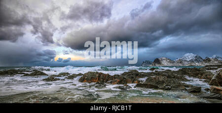 Sturmwolken über Strand, Lofoten, Nordland, Norwegen Stockfoto