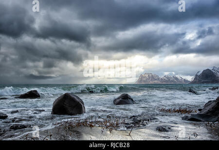 Sturmwolken über Strand, Lofoten, Nordland, Norwegen Stockfoto