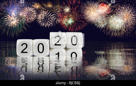 Composite Feuerwerk für das Neue Jahr 2020 Hintergrund Stockfoto