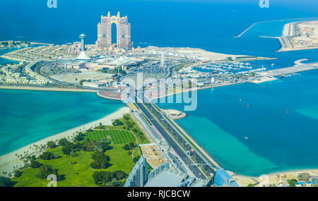 Bird's Eye und Luftaufnahme von Abu Dhabi Stadt vom Observation Deck in Etihad Towers Stockfoto