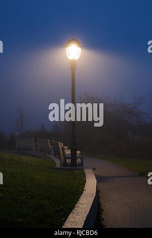 Nebeliger morgen am Camden Hafen in der Innenstadt von Camden, Maine während der Herbstmonate. Die Stadt Camden liegt an der Küste von Maine gelegen. Stockfoto