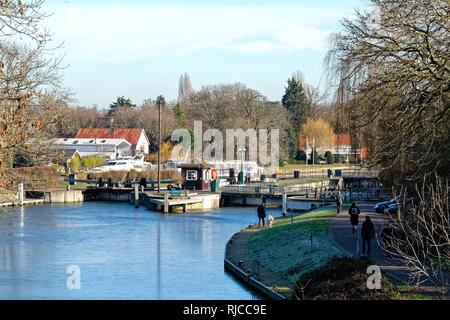 Die Themse in Sunbury Lock Surrey an einem sonnigen Wintertag England Großbritannien Stockfoto