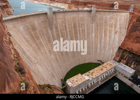 Die Turbinenhalle, Glen Canyon Dam, Page, Arizona, United States. Der Damm ist eine konkrete Bogen - Staumauer auf dem Colorado River im Norden von Arizona. Stockfoto