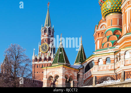 Blick auf Spasskaya Clock Tower der Kremlmauer und Wassili der Heiligen (hl. Basilius, pokrowski) Orthodoxe Kathedrale in Moskau Stadt im sonnigen Wintertag Stockfoto