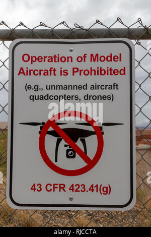 "Betrieb von Flugmodellen verboten" Schild vor dem Carl Hayden Visitor Centre, Lake Powell, Arizona, United States. Stockfoto