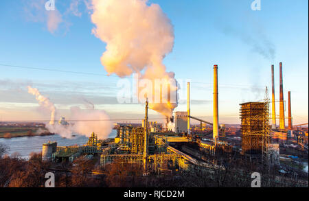 Stahl Standort Duisburg Hamborn, Kokerei Schwelgern ThyssenKrupp Steel, Hochöfen, hinten links und den Kühlturm des Kohlekraftwerk Du Stockfoto