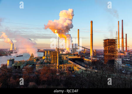 Stahl Standort Duisburg Hamborn, Kokerei Schwelgern ThyssenKrupp Steel, Hochöfen, hinten links und den Kühlturm des Kohlekraftwerk Du Stockfoto