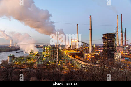 Stahl Standort Duisburg Hamborn, Kokerei Schwelgern ThyssenKrupp Steel, Hochöfen, hinten links und den Kühlturm des Kohlekraftwerk Du Stockfoto