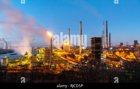 Stahl Standort Duisburg Hamborn, Kokerei Schwelgern ThyssenKrupp Steel, Hochöfen, hinten links und den Kühlturm des Kohlekraftwerk Du Stockfoto