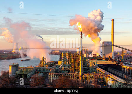 Stahl Standort Duisburg Hamborn, Kokerei Schwelgern ThyssenKrupp Steel, Hochöfen, hinten links und den Kühlturm des Kohlekraftwerk Du Stockfoto