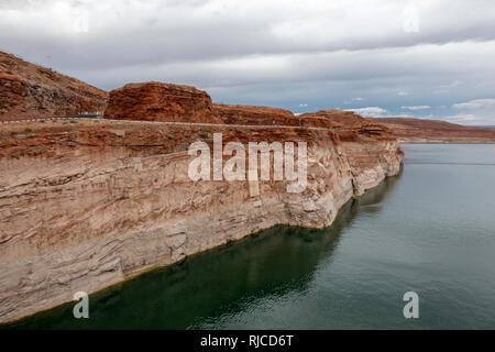Lake Powell Navajo Sandstein Mauern als von der Glen Canyon Dam, Utah, Vereinigten Staaten gesehen. Stockfoto