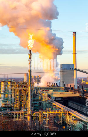 Stahl Standort Duisburg Hamborn, Kokerei Schwelgern ThyssenKrupp Steel, Hochöfen, hinten links und den Kühlturm des Kohlekraftwerk Du Stockfoto