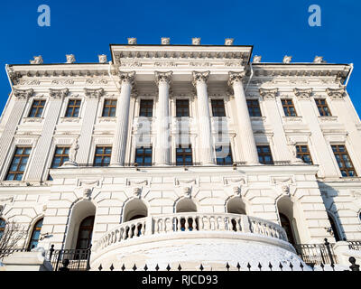 Ansicht von unten auf die Pashkov House, neoklassizistische Villa wurde in den Jahren 1784-1786 gebaut. Jetzt ist es an der Gebäude der Russischen Staatsbibliothek in Moskau Stadt Stockfoto