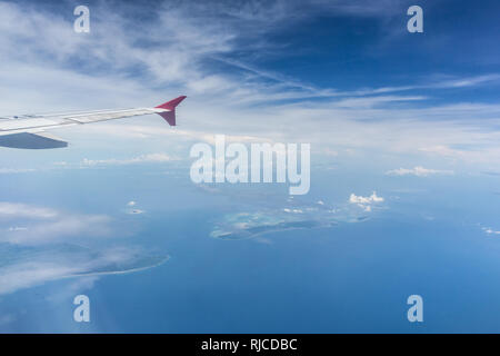 Flugzeug Flügel über das Land. Kann für die Airline Transport Hintergrund verwenden. Stockfoto