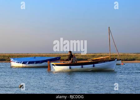 Krabbenboot, das bei steigender Flut in Burnham-Overy-Staitthe an der Norfolk-Küste, England, Großbritannien, aussteigt Stockfoto