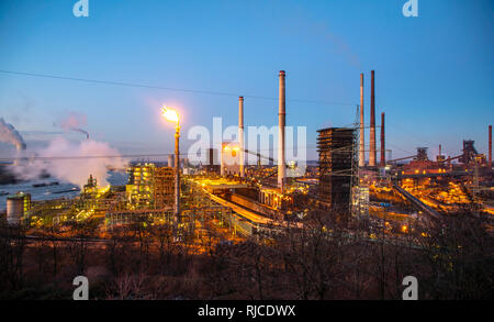 Stahl Standort Duisburg Hamborn, Kokerei Schwelgern ThyssenKrupp Steel, Hochöfen, hinten links und den Kühlturm des Kohlekraftwerk Du Stockfoto