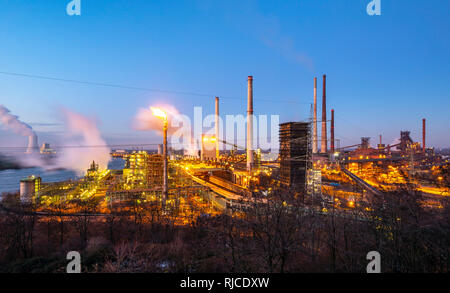 Stahl Standort Duisburg Hamborn, Kokerei Schwelgern ThyssenKrupp Steel, Hochöfen, hinten links und den Kühlturm des Kohlekraftwerk Du Stockfoto