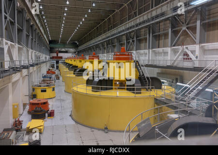 Im Inneren der Turbine Halle am Glen Canyon Dam, Page, Arizona, United States. Stockfoto