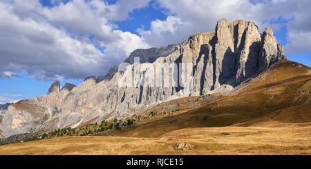 Die Sella Gruppe und die Sella Türme vom Sellajoch, Passo di Sella, Dolomiten, Südtirol, Italien. Stockfoto
