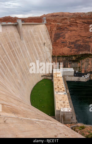 Die Turbinenhalle, Glen Canyon Dam, Page, Arizona, United States. Der Damm ist eine konkrete Bogen - Staumauer auf dem Colorado River im Norden von Arizona. Stockfoto