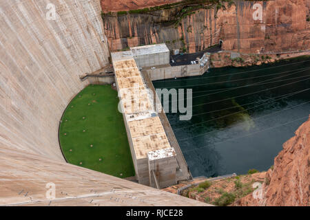 Die Turbinenhalle, Glen Canyon Dam, Page, Arizona, United States. Der Damm ist eine konkrete Bogen - Staumauer auf dem Colorado River im Norden von Arizona. Stockfoto