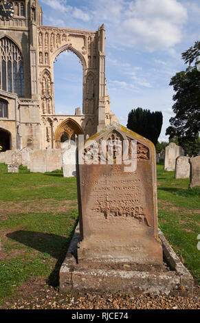 Einer verwitterten Grabstein in Crowland Abtei (auch Croyland Abtei geschrieben), Crowland, Lincolnshire, Großbritannien. Stockfoto