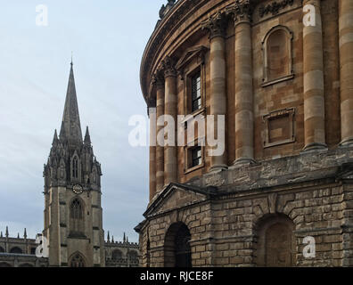 Universität Kirche der Hl. Jungfrau Maria (links) und die Radcliffe Camera in Radcliffe Square, Oxford Stockfoto