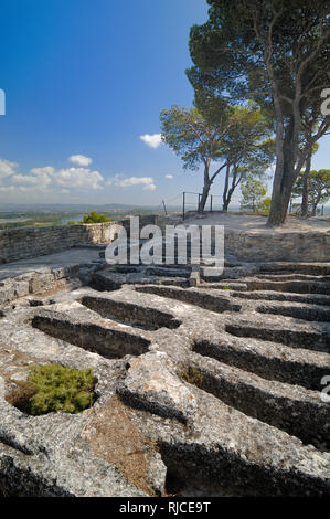 Die frühen Christlichen Rock-Cut Gräber oder Friedhof an theTroglodite Kloster des Heiligen Römischen oder Abtei von Saint-Roman, mit Blick auf die Rhône-Tal Beaucaire Stockfoto