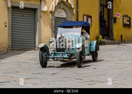 Oldtimer, die Mitgliedschaft bei der Rallye Mille Miglia, durch die kleinen Gassen der mittelalterlichen Stadt fahren Stockfoto