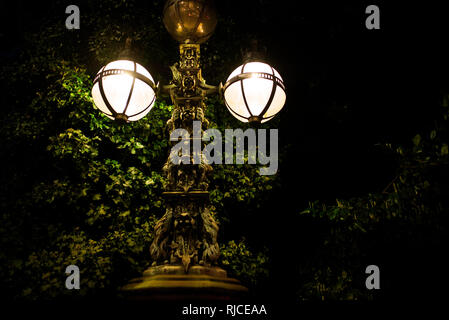 Gloucester Gate Bridge aufwendige Bronze kerzenständer Schuß in der Nacht Gloucester Tor viktorianischen Straßenlaternen Regents Park Royal Parks Camden Stockfoto