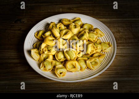 Gefüllte Tortellini nicht auf die Platte gekocht - Traditionelle italienische Küche: Detailansicht Stockfoto