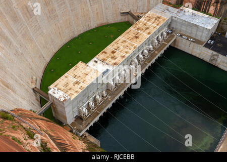 Die Turbinenhalle, Glen Canyon Dam, Page, Arizona, United States. Der Damm ist eine konkrete Bogen - Staumauer auf dem Colorado River im Norden von Arizona. Stockfoto