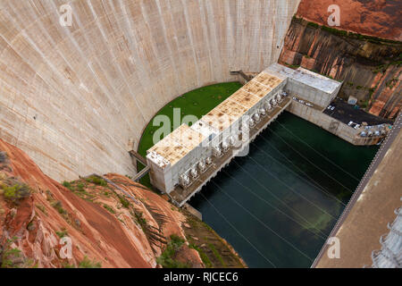 Die Turbinenhalle, Glen Canyon Dam, Page, Arizona, United States. Der Damm ist eine konkrete Bogen - Staumauer auf dem Colorado River im Norden von Arizona. Stockfoto