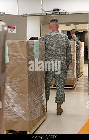 Als Präsident Barrack Obama die Amtszeit zu einem Ende kommt, Soldaten, die dem zugeordnet 3. US-Infanterie Regiment (Die Alte Garde) sorgfältig Laden auf Paletten gelagerten Kästen Presidential Records und Artefakte für den Transport der Zwischenlagerung, Nov. 1, 2016, an den nationalen Archiven und Records Administration, Washington, D.C. Service Mitglieder traditionell diese Rolle und viele andere erfüllen als das Land bereitet sich auf einen neuen Oberbefehlshaber. Stockfoto