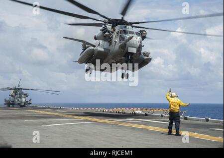 SOUTH CHINA SEA (Nov. 16, 2016) Seaman Kaleb, Lambert, von Modesto, Kalifornien, leitet ein CH-53E Super Stallion, wie es startet von der Amphibisches Schiff USS Makin Island (LHD8). Makin Island, das Flaggschiff der Makin Island Amphibious Ready-Gruppe, die in den USA 7 Flotte Fläche von Operationen mit dem begonnen 11 Marine Expeditionary Unit zur Unterstützung der Sicherheit und Stabilität in der Indo-Asia-Pazifik-Region. Stockfoto