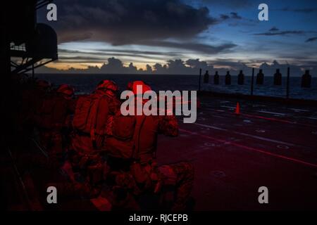 Pazifischer Ozean, auf See (2. November 2016) - Marines mit maritimen Raid-Kraft, 11 Marine Expeditionary Unit, Feuer ihren M4A1 Gewehren auf Ziele während eines live-fire deck Schießen an Bord der USS Makin Island (LHD 8) Während flott in den Pazifischen Ozean, November 2, 2016. Während der Bereich, dem MRF Marines durchgeführt Schussübungen, wie Rangieren beim Abfeuern, und sich mehrere Ziele. Die 11 MEU, Teil der Makin Island Amphibious Ready-Gruppe, die in den USA 7 Flotte der Verantwortung für Sicherheit und Stabilität in der Indo-Asia-Pazifik-Region. Stockfoto