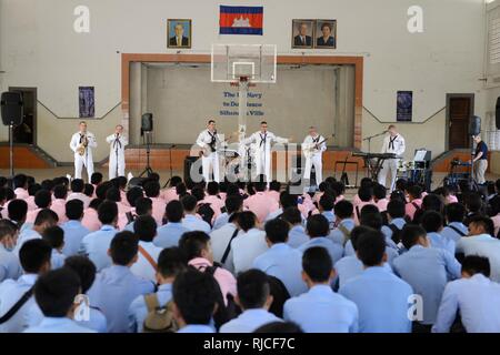 SIHANOUK VILLE, Kambodscha (Nov. 1, 2016) Die US-Flotte 7 Band, Orient Express führt für Studierende an der Don Bosco Technical School als Teil von CARAT Kambodscha. CARAT ist eine Reihe von jährlichen maritime Übungen zwischen der US Navy, US Marine Corps und der bewaffneten Kräfte der neun Partner Nationen Bangladesch, Brunei, Kambodscha, Indonesien, Malaysia, den Philippinen, Singapur, Thailand, und Timor-Leste. Stockfoto