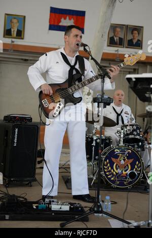 SIHANOUK VILLE, Kambodscha (Nov. 1, 2016) Petty Officer 2nd class Mark Lame des US 7 Flotte Band's, Orient Express, spielt den Bass und Zeichen, während Sie für die Studierenden an der Don Bosco Technical School als Teil von CARAT Kambodscha. CARAT ist eine Reihe von jährlichen maritime Übungen zwischen der US Navy, US Marine Corps und der bewaffneten Kräfte der neun Partner Nationen Bangladesch, Brunei, Kambodscha, Indonesien, Malaysia, den Philippinen, Singapur, Thailand, und Timor-Leste. Stockfoto