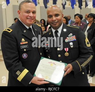 Brig. Gen. Jose R. Burgos, stellvertretender kommandierender General der Armee Finden 99th Regional Support Command, Links, präsentiert die Meritorious Service Medal, Sgt. 1. Klasse Christopher Moore während dessen Pensionierung Zeremonie vom 5.Nach einer 30-jährigen Karriere beim Militär. Moore wieder Pflicht als Support- Mitarbeiter für das Gelbe Band Wiedereingliederung Event 4. März in der Hershey Lodge in Hershey, Pennsylvania. Das gelbe Band Reintegration ist ein Departement für Verteidigung - große Anstrengungen, um die wohl zu fördern Soldaten und Familien, indem Sie sie mit wichtigen Ressourcen im gesamten Stockfoto