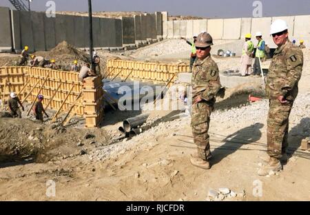 Führer checkup auf Soldaten, wie sie die Arbeit der Coyote Creek Projekt, einen 14-wöchigen Düker Projekt in Bagram Air Field, Afghanistan abgeschlossen im November 2016. Das Projekt richtete sich an die Entwässerung im südlichen Umkreis um und unterhalb der Basis. Die Einheiten in diesem Projekt beteiligten gehören die 204 Techniker Loslösung, 312 Ingenieur Firma, 461St Engineer Company, 368 Techniker Bataillon, und die 176 Engineer Brigade ( Stockfoto