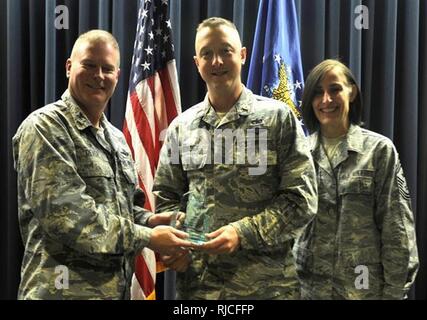 Oberst James DeVere, 302Nd Airlift Wing Commander, Links, präsentiert 2 Leutnant James Schenck mit der Firma grade Offizier des Quartals Preis während einer Präsentation Nov. 6, 2016 hier. Schenck ist der Kraftstoffe Flight Officer-in-Gebühr für die 302Nd Logistik Bereitschaft Squadron. Andere Preisträger waren: Feld Grad Offizier des Viertels, Oberstleutnant Charlotte Appleton, 302Nd Aeromedical Staging Squadron; Senior noncommissioned Officer des Viertels, Senior Master Sgt. Belissa Bermudez, 302Nd Airlift Wing; noncommissioned Officer des Viertels, Staff Sgt. Nicholas Jamo, 302Nd Aircraft Maintenance Squadron; ein Stockfoto